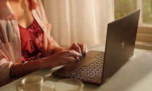 Kvinne skriver på en bærbar PC