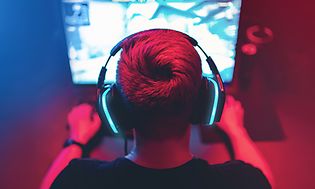 ung gutt sitter foran en datamaskin og gamer