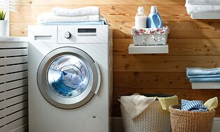 vaskemaskin på et vaskerom med trevegger