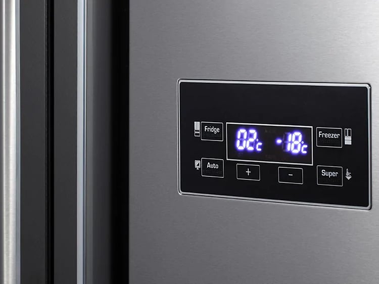 digitalt display på grått kjøleskap som viser temperaturen