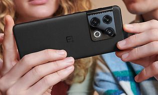 Mann og kvinne ser på sort OnePlus Pro 10