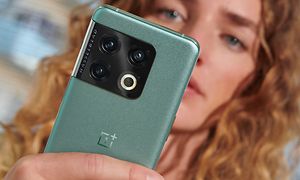 Kvinne ser på grønn OnePlus 10 Pro