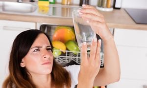 Kvinne vurderer renheten på et glass