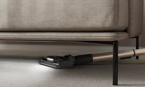 Electrolux-støvsuger med lys under en sofa