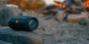 JBL høytaler utendørs på et berg