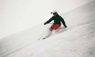 Mann står på ski med GoPro og hjelm