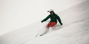 Mann står på ski med GoPro og hjelm