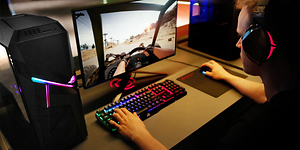 Gutt spiller på stasjonær PC