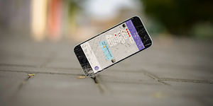 Mobiltelefon faller og skjermen knuses