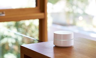 Google Wifi plassert på en hylle