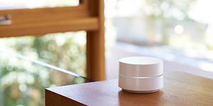 Google Wifi plassert på en hylle