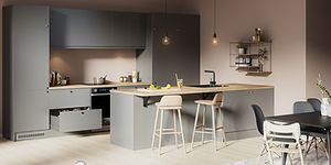 Epoq-Kitchen-Trend-Warm Grey kjøkken med kjøkkenøy med barkrakker
