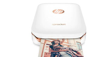 HP sprocket skriver som skriver ut et bilde med to personer