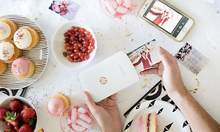 HP Sprocket skriver på et bord som viser bilde skrevet ut fra en smarttelefon