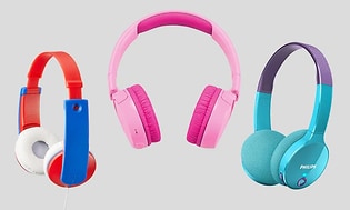 Tre par hodetelefoner i forskjellige farger