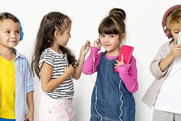 Fire barn som bruker hodetelefoner og øreplugger