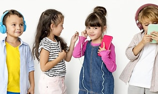 Fire barn som bruker hodetelefoner og øreplugger