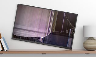 En TV som har løsnet fra veggen og har ødelagt skjerm