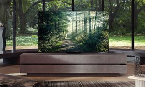 Samsung Neo QLED 8K TV med skog i bakgrunnen