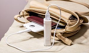 Tynn powerbank som lader smarttelefon i håndveske