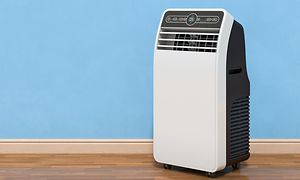 Bærbar air condition ved siden av en blå vegg