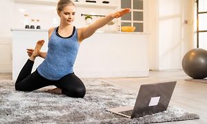 Kvinne gjør yoga mens hun er på hjemmekontor