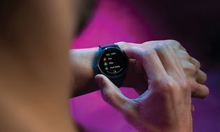 Garmin Venu på armen til en mann