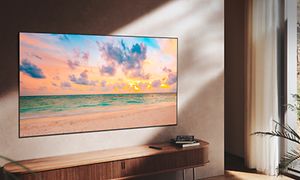 QLED TV med strand i solnedgang