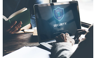 åpen laptop med teksten internet security på skjermen