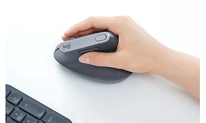 Ergonomisk PC-mus i hånd på hvitt skrivebord
