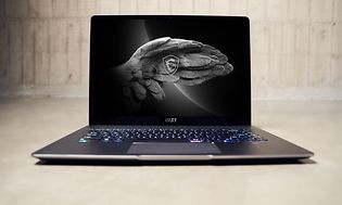 MSI Creator Z16P sett forfra med en vinge og et skjold på skjermen