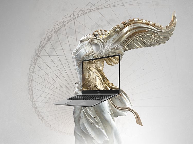 En MSI Creator-bærbar datamaskin svever i luften med en statue bak seg