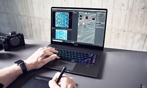 Mann som jobber med 3D-modell på en MSI Creator bærbar datamaskin