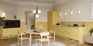 Gult Epoq Trend Mellow-kjøkken, med benkeplate i marmorlaminat, integrert stekeovn og kaffetrakter, spisebord og stoler.