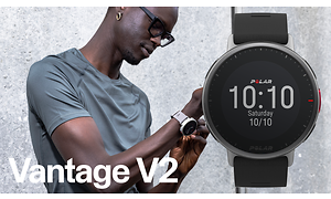 En Polar Vantage V2 smartklokke på en ung mann