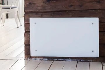 smart panelovn montert på en vegg