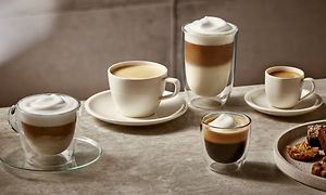  Fem forskjellige typer kaffedrikker på et bord
