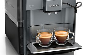  To espressokopper fylt med kaffe på en Siemens kaffemaskin EQ. 6 Plus S100