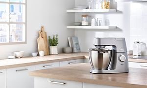 En Kenwood Chef XL Elite kjøkkenmaskin på en kjøkkenbenk i et kjøkken