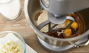 En Kenwood Chef XL Elite kjøkkenmaskin sett ovenfra som blander ingredienser