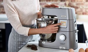 En kvinne som trykker på SimpleTouch-skjermen på en Kenwood Chef XL Patissier kjøkkenmaskin