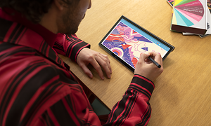 Mann som tegner med en Lenovo Precision Pen 2