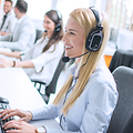 Kvinne jobber i callcenter
