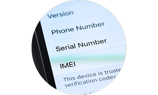 Mobil med IMEI-nummer på skjermen