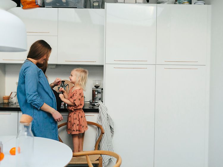 Gravid kvinne og barn på kjøkken