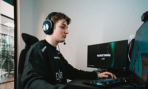 Nyhrox har på headset og spiller på en PC