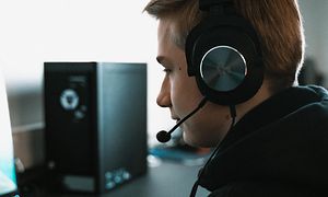 Endretta har på headset og spiller på en PC