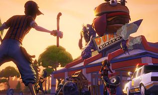 Skjermbilde fra Fortnite med en stor burger oppå en bygning