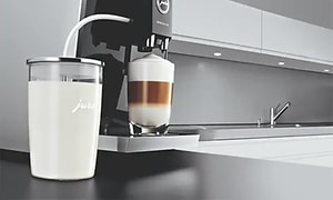 Jura melkeskummer og kaffemaskin