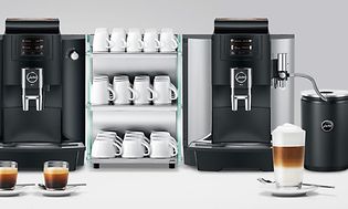 To profesjonelle Jura-kaffemaskiner og kopper til servering